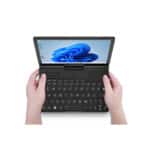 GPD Pocket 3 Mini Laptop in den Händen gehalten