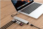 DroiX FX8s USB Typ-C Adapter angeschlossen an einen Laptop