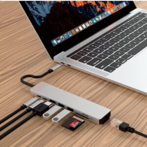 Adattatore DroiX FX8s USB Type-C collegato a un computer portatile