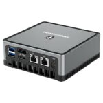 MinisForum UM250 AMD Mini PC - viser I/O på bagsiden med 2x USB Type-A 3.0, 1x DP-port, 1x HDMI-port og 2x RJ45-port til Ethernet sammen med strømport