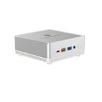 MinisForum DeskMini UM250 Ryzen Mini PC - pokazany z przodu pod kątem z 3 portami USB, portem audio 3,5 mm i przyciskiem zasilania