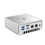 MinisForum DeskMini UM250 Ryzen Mini PC - Se muestra desde la parte posterior en ángulo con 2 puertos USB 3.0 tipo A, 1 puerto de pantalla, 1 puerto HDMI, 2 puertos Ethernet RJ45