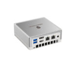 MinisForum DeskMini UM250 Ryzen Mini PC - vist bagfra i vinkel med 2x USB 3.0 Type-A-port, 1x Display Port, 1x HDMI-port, 2x RJ45 Ethernet-port