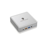 MinisForum DeskMini UM250 Ryzen Mini PC - Afgebeeld vanaf de voorkant onder een hoek met 3 USB-poorten, 3,5mm audiopoort en aan/uit-knop