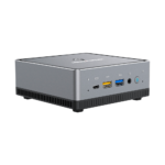 MINISFORUM DMAF5 AMD Mini PC med Ryzen 5 - vist fra venstre side med mikrofonindgang, 2x USB Type-A-port, 1x USB Type-C-port, 3,5 mm jackstik og tænd/sluk-knap