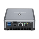 MINISFORUM DMAF5 AMD Mini-PC met Ryzen 5 - Van achteren gezien onder een hoek met voedingspoort, 2x RJ45 Ethernet-poorten, 1x HDMI, 1x DisplayPort en 2x USB Type-A-poorten.