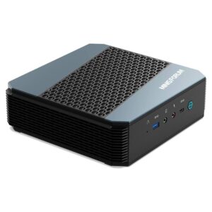 MinisForum EliteMini HX90 Gaming Mini PC Horizontal - pokazany od przodu z USB typu A 3.0, gniazdem mikrofonowym i słuchawkowym, USB typu C i przyciskiem zasilania od góry po lewej stronie.