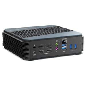 Mini PC da gioco orizzontale MinisForum EliteMini HX90 - Mostrato dalla parte posteriore ad angolo con porta di alimentazione, uscita display 4x, jack per cuffie e microfono, 4x USB Type-C 3.0 e una porta Ethernet 2.5G