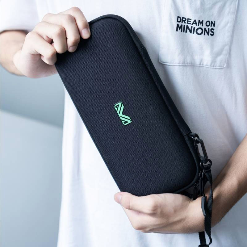 Imagen de la funda oficial AYANEO Slim en las manos