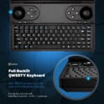 GPD WIN Mini 2024 : Clavier QWERTY entièrement rétroéclairé avec commandes de jeu intégrées de type XBOX. Comprend deux joysticks analogiques, un D-pad, des boutons XYAB et des boutons d&#039;épaule. La disposition compacte comprend des touches de fonction, un pavé tactile et une touche Windows. L&#039;encart montre un gros plan de la conception ergonomique des touches. Le clavier QWERTY entièrement rétroéclairé et les commandes de jeu XBOX intégrées pour les jeux portables sont mis en évidence. Inclut des joysticks à effet Hall, des boutons L4/R4 et un gyroscope pour une expérience de jeu améliorée.