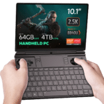 GPD WIN MAX  2 2024 Gaming Handheld PC wird beim Spielen des Witcher gehalten