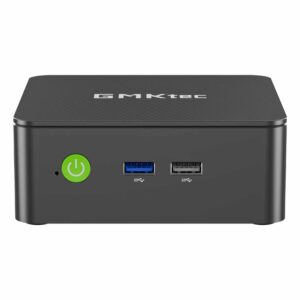 Forsiden af GMKtec G3 N100 mini pc'en, der fremhæver dens kompakte og slanke sorte design. Det glatte frontpanel har en tænd/sluk-knap og diskrete ventilationsgitre, som giver et minimalistisk og moderne look, der er ideelt til ethvert arbejdsområde.