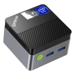 De afbeelding toont de GMKTEC NUCBOX G5 Mini PC, een compact en slank apparaat dat is ontworpen voor computergebruik onderweg. De mini PC heeft een modern, minimalistisch ontwerp met een gladde zwarte afwerking. De kleine vormfactor maakt hem zeer draagbaar en past gemakkelijk in één hand. De voorkant van het apparaat is voorzien van meerdere poorten, waaronder USB- en audio-aansluitingen, voor verschillende aansluitmogelijkheden. Het GMKTEC logo is subtiel aangebracht op de bovenkant en voegt een vleugje merkidentiteit toe zonder opdringerig te zijn. Het algehele ontwerp is strak en functioneel, met de nadruk op zowel esthetiek als functionaliteit.