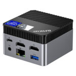 Das Bild zeigt die Eingangs-/Ausgangsanschlüsse auf der Rückseite des GMKTEC NUCBOX G5 Mini-PCs. Zu den Anschlüssen gehören zwei HDMI-Anschlüsse, zwei USB-3.0-Anschlüsse, ein USB-C-Anschluss, ein Ethernet-Anschluss, eine 3,5-mm-Audiobuchse und ein Stromanschluss. Die Anschlüsse sind für einen einfachen Zugang und ein effizientes Kabelmanagement übersichtlich angeordnet