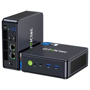 La imagen muestra los puertos de entrada/salida del GMKTEC NUBOX K7 Plus Mini PC. Estos puertos incluyen puertos HDMI, puertos USB, un puerto Ethernet y tomas de audio, proporcionando una amplia gama de opciones de conectividad. Los puertos están dispuestos de forma ordenada para facilitar el acceso y la gestión eficiente de los cables, lo que mejora la funcionalidad del dispositivo y la experiencia del usuario.