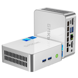 Billedet viser GMKTEC M3 Mini PC, en kompakt og effektiv computerenhed. Den har et slankt, moderne design med en mat sort finish. Frontpanelet har flere tilslutningsmuligheder, f.eks. USB-porte og et lydstik, og GMKTEC-logoet er synligt på den øverste overflade. Designet lægger vægt på bærbarhed og funktionalitet og er velegnet til forskellige computerbehov.