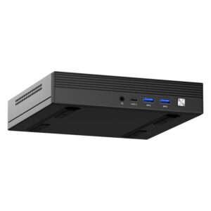 Zdjęcie przedstawia GMKTEC NUBOX M4 Mini PC, podkreślając jego nowoczesną i kompaktową konstrukcję. Urządzenie ma eleganckie, matowe czarne wykończenie z czystymi liniami i minimalistyczną estetyką. Na górnej powierzchni znajduje się logo GMKTEC. Ogólna konstrukcja podkreśla przenośność i funkcjonalność, dzięki czemu nadaje się do różnych potrzeb komputerowych w małej, dyskretnej obudowie.