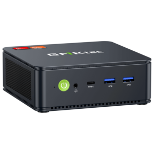 Billedet viser GMKTEC NUBOX M5 Mini PC, en slank og kompakt computerenhed. Den har et moderne design med en mat sort finish. Frontpanelet har flere tilslutningsporte, herunder USB-porte og et lydstik, og GMKTEC-logoet vises tydeligt på toppen. Det overordnede design er minimalistisk og lægger vægt på bærbarhed og funktionalitet til forskellige computeropgaver.