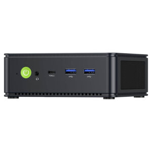 De afbeelding toont de GMKTEC NUBOX M5 Mini PC, een compact computerapparaat ontworpen voor veelzijdigheid en efficiëntie. Met zijn strakke matzwarte afwerking straalt hij een moderne esthetiek uit. De compacte vormfactor maakt hem geschikt voor verschillende computerbehoeften. Het GMKTEC logo wordt subtiel weergegeven op het apparaat, waardoor een minimalistisch ontwerp behouden blijft.