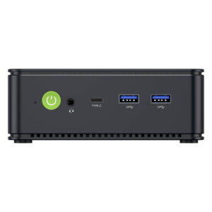 Bilden visar GMKTEC NUBOX M5 Mini PC, en kompakt och elegant datorenhet. Den har en elegant mattsvart design med en minimalistisk estetik. Enheten är utrustad med kraftfull hårdvara som lämpar sig för olika datoruppgifter. GMKTEC-logotypen är subtilt placerad på ovansidan. Sammantaget betonar designen bärbarhet, funktionalitet och modernitet.