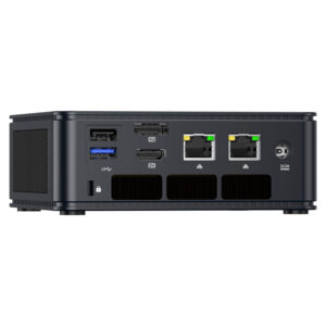 La imagen muestra el panel frontal del GMKTEC NUBOX M5 Mini PC, destacando sus puertos de entrada/salida. Los puertos incluyen varios puertos USB, un conector de audio de 3,5 mm y, posiblemente, un botón de encendido. Los puertos están dispuestos de forma ordenada para facilitar el acceso, lo que subraya la facilidad de uso del dispositivo y sus opciones de conectividad.