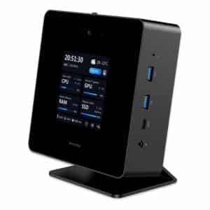 Rendu avant du Minisforum AtomMan X7 Ti, mettant en valeur son design élégant et contemporain. L'appareil est équipé de plusieurs ports, notamment USB, HDMI et Ethernet. Conçu pour de hautes performances, il est doté de systèmes de refroidissement avancés pour un fonctionnement efficace et silencieux.