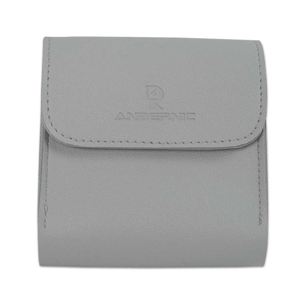 Funda de piel RG35XXSP - Una funda protectora elegante y duradera diseñada para la consola de juegos portátil RG35XXSP. Fabricada en piel de alta calidad, esta funda presenta un elegante exterior negro con un suave forro interior para evitar arañazos. Ofrece un almacenamiento seguro con un cierre magnético y tiene recortes precisos para facilitar el acceso a todos los botones y puertos.