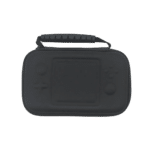 Anbernic Cube en negro, con un diseño compacto y elegante y un exterior resistente y texturizado para un mejor agarre. La funda incluye inserciones de espuma a medida para sujetar con seguridad la videoconsola Anbernic y sus accesorios, garantizando su protección durante los viajes.