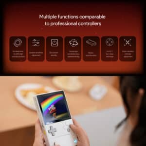 Infografía que muestra las múltiples funciones del AYANEO Pocket DMG comparables a las de los mandos profesionales. Entre sus características se incluyen joystick de alta precisión, sensibilidad ajustable, modo de espera sin consumo, puntería asistida por giroscopio, función de ráfaga de botones, intercambio de valores clave A-B-X-Y e intensidad de vibración del motor ajustable. Abajo, una mano sostiene el dispositivo blanco, mostrando una colorida pantalla de juego.