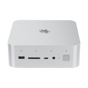 Vista frontal del mini PC Beelink GTi14 Ultra. Dispositivo cuadrado plateado con bordes redondeados. Los puertos visibles incluyen USB, ranura para tarjetas SD, USB-C y conector de audio. Logotipo de Beelink en la parte superior. Botón de encendido con indicador LED en el lado derecho.