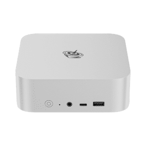 De Beelink SER8 mini PC in zilver is een compact, vierkant apparaat met afgeronde hoeken. Het voorpaneel is voorzien van een aan/uit-knop, USB-poorten en een audio-aansluiting. Het zijaanzicht benadrukt de slanke metalen behuizing. Het logo staat prominent op de bovenkant. De afmetingen zijn ongeveer 135mm x 135mm x 50mm.