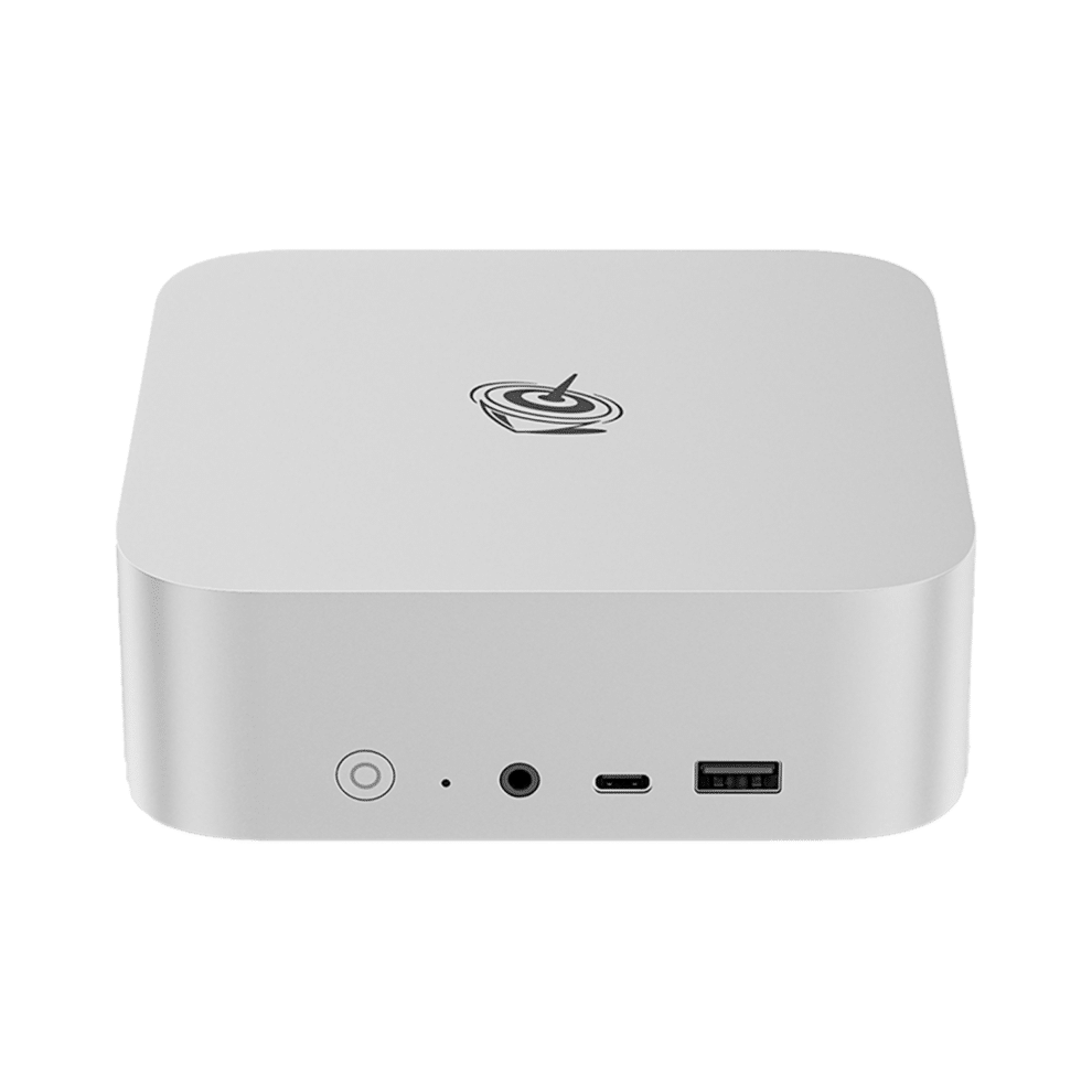 Beelink SER8 mini PC i sølv er en kompakt, firkantet enhed med afrundede hjørner. Frontpanelet har en tænd/sluk-knap, USB-porte og et lydstik. Set fra siden fremhæves det slanke metalkabinet. Logoet vises tydeligt på den øverste overflade. Produktet måler ca. 135 mm x 135 mm x 50 mm.