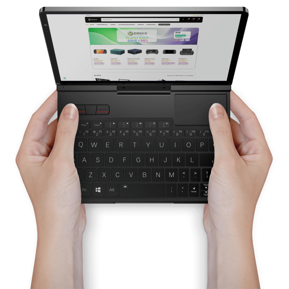 Ręce trzymające mini laptop GPD Pocket 4, prezentujące jego przenośność i kompaktowy układ klawiatury, z otwartą stroną internetową na ekranie.