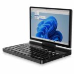 Das GPD Pocket 4 Mini-Notebook mit aufgeklapptem Bildschirm, der die Schnittstelle Windows 11 zeigt und die kompakte Tastatur und das moderne Design hervorhebt.