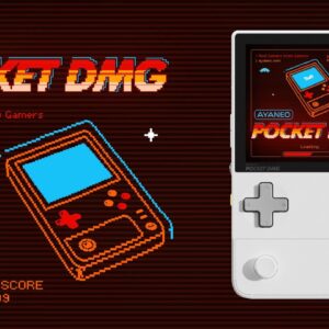 Marketingbillede for AYANEO Pocket DMG med en pixeleret grafik i retrostil af enheden sammen med en realistisk gengivelse. Den pixelerede side viser &quot;1UP 999&quot; og &quot;HIGH SCORE 999999&quot;, mens den realistiske side viser den hvide håndholdte enhed med skærm, D-pad og knapper. AYANEO Pocket DMG-logoet vises i en retroinspireret skrifttype med taglinen &quot;Real Gamers know Gamers.