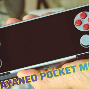 Das AYANEO Pocket Micro Handheld-Gaming-Gerät wird in den Händen gehalten und zeigt sein schlankes schwarzes Design mit einem D-Pad auf der linken Seite, vier roten Aktionstasten auf der rechten Seite und zwei runden Tasten darunter. Der Bildschirm des Geräts ist ausgeschaltet, und der Text &quot;AYANEO POCKET MICRO&quot; ist am unteren Rand des Bildes eingeblendet.