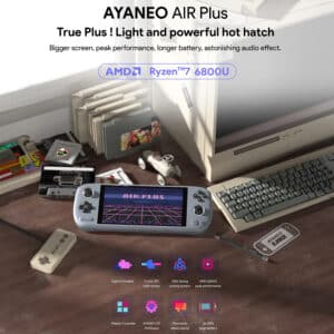 Konsola AYANEO AIR Plus prezentowana na biurku w stylu retro, otoczona zabytkowymi akcesoriami do gier, podkreślająca chipset AMD Ryzen™ 7 6800U i kluczowe funkcje, takie jak 6-calowy ekran IPS, system chłodzenia 28 W i panoramiczny dźwięk stereo. Tekst podkreśla lekką, wydajną konstrukcję i wyjątkową żywotność baterii.